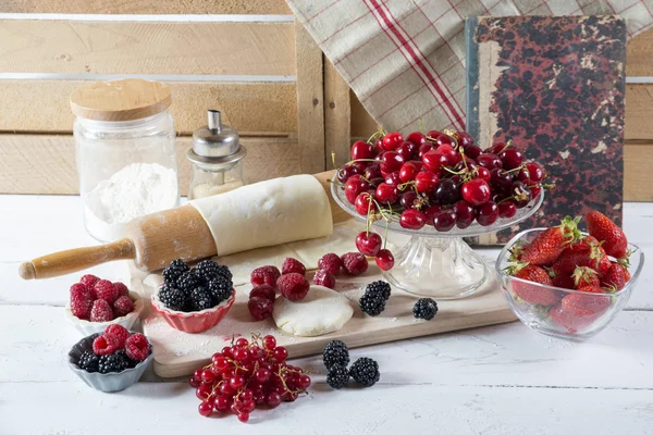Preparation for cake with berries — Stock Photo, Image