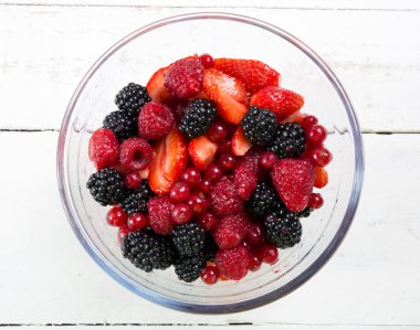 Kırmızı meyveler ile dolu cam kase유리 그릇 가득 붉은 과일