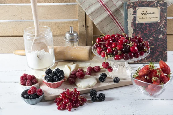 Preparation for cake with berries — Stock Photo, Image