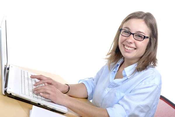 Lachende jonge vrouw die werkt op kantoor — Stockfoto