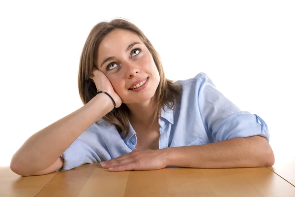 Jeune femme perdue dans la pensée — Photo