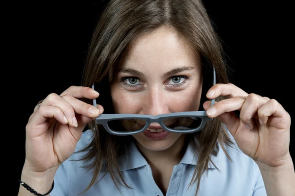 Mujer joven con un par de gafas 3d — Foto de Stock