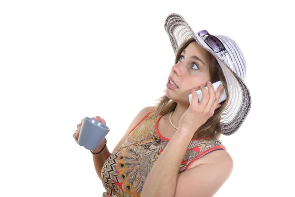 Mujer joven en el teléfono y beber un vaso — Foto de Stock