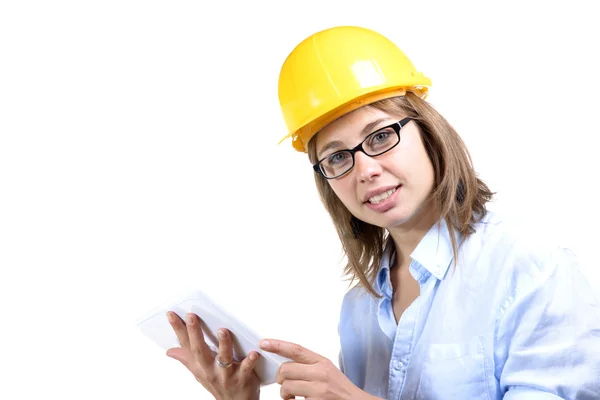 Joven arquitecta con un casco amarillo — Foto de Stock