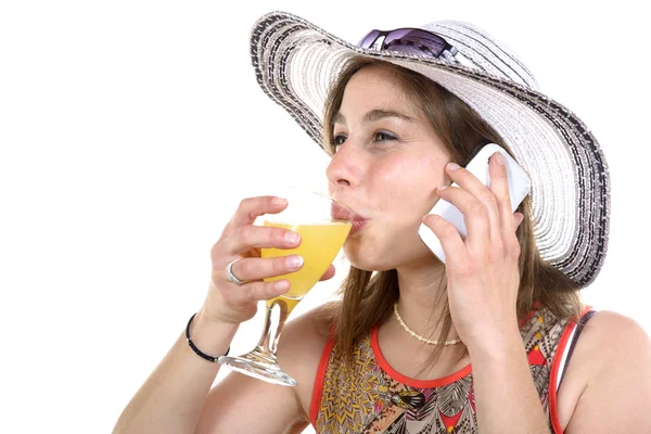 Mulher bonita no telefone e beber um copo — Fotografia de Stock