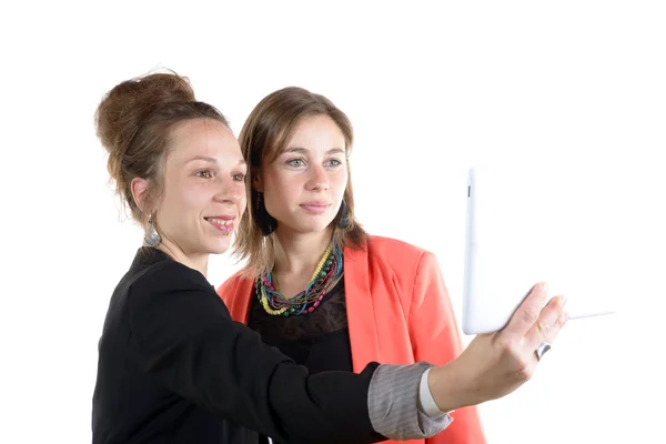 Две симпатичные девочки-подростки делают селфи с помощью цифрового планшета — стоковое фото