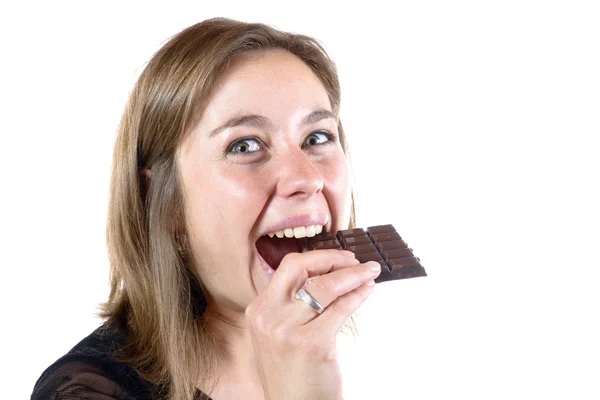 Jovem mulher comendo chocolate — Fotografia de Stock