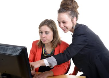 office çalışan iki genç kadın 
