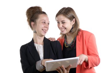 office çalışan iki genç kadın 