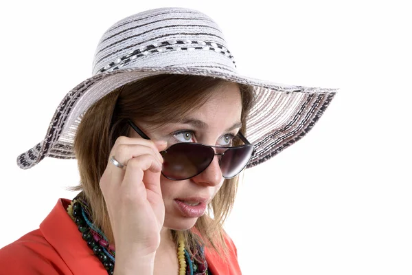 Jolie femme avec un chapeau et des lunettes de soleil — Photo