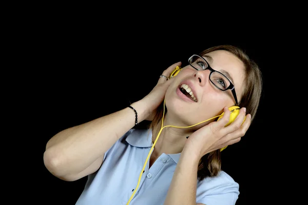 Mujer bonita escuchando música con un auricular —  Fotos de Stock