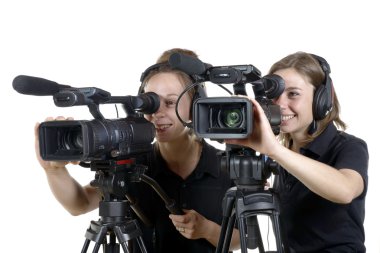 iki genç kadın video kameralar ile