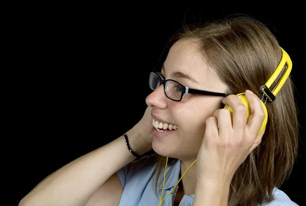 Mujer bonita escuchando música con un auricular —  Fotos de Stock