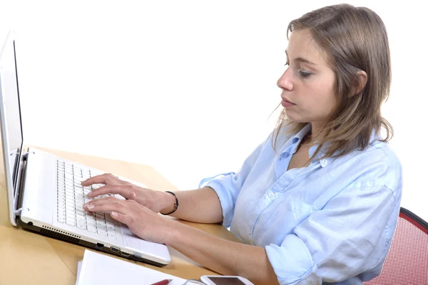 Lachende jonge vrouw die werkt op kantoor — Stockfoto