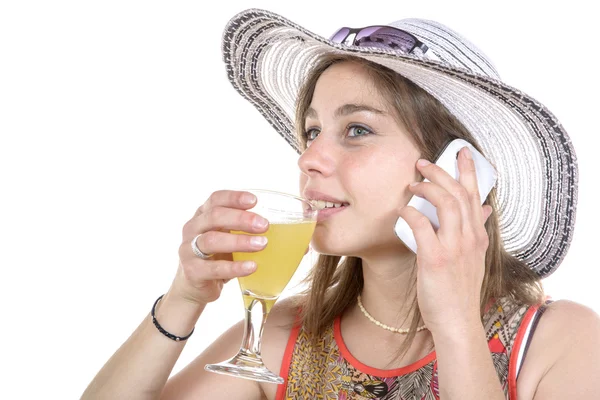 Красивая женщина по телефону и пить стакан — стоковое фото