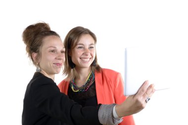 selfies ile onun dijital tablet alarak iki güzel genç kızlar