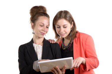 office çalışan iki genç kadın 