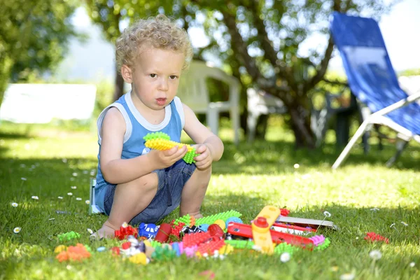 Bébé jouant sur la pelouse — Photo