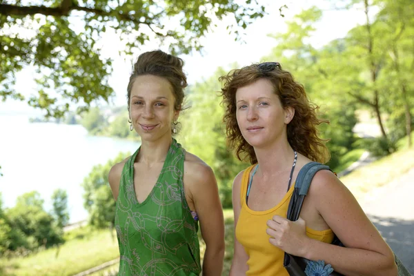 Twee jonge vrouwen lopen door het meer — Stockfoto