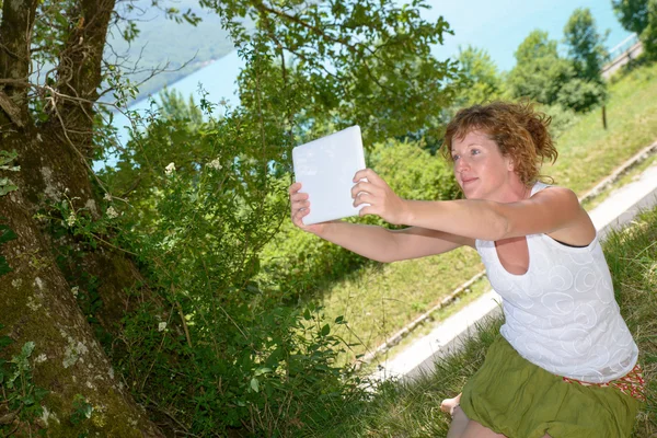 Söt tonåring som tar selfies — Stockfoto