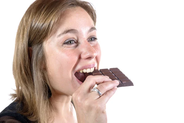 Молода жінка їсть шоколад — стокове фото