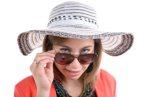 Νεαρή γυναίκα με ένα καπέλο και γυαλιά ηλίου — 图库照片