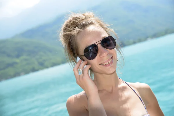 Natuurlijke vrouw telefoon — Stockfoto