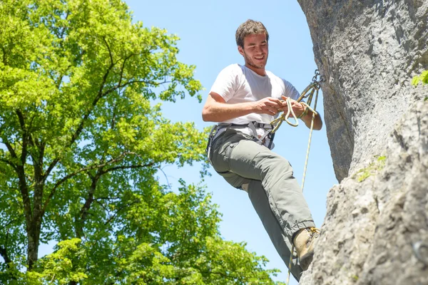 Young man climbing — Stock Photo, Image