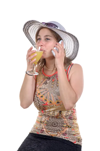 Mooie vrouw op de telefoon en drinkglas — Stockfoto