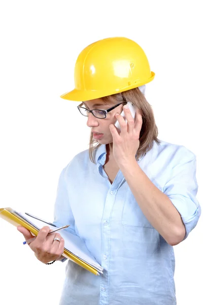 Jeune architecte femme avec un casque jaune — Photo