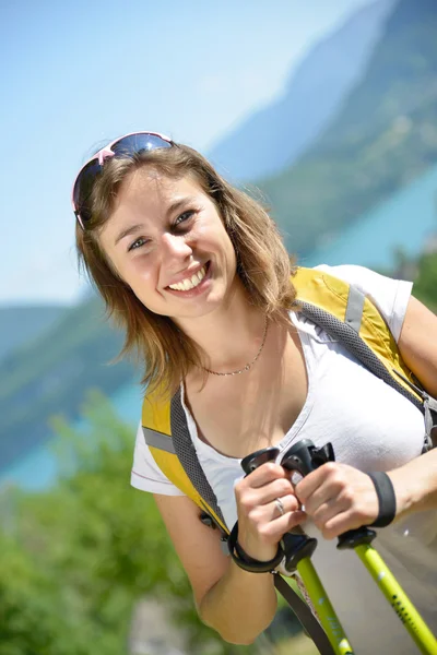 Pretty young woman is hiking in mountains — Stock Photo, Image