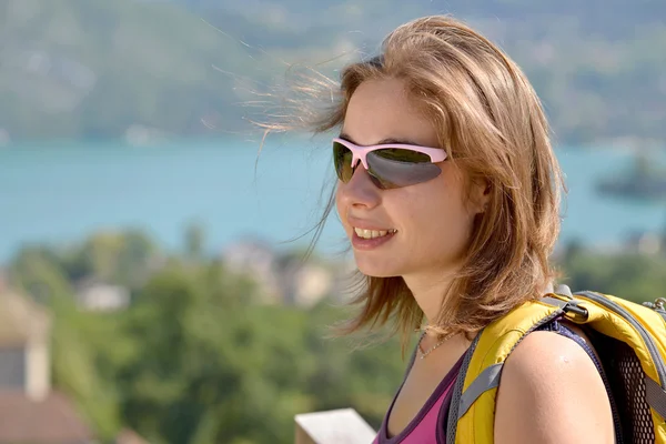 Bella giovane donna è escursioni in montagna — Foto Stock