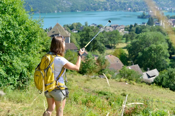 Hezká mladá žena je turistika v horách — Stock fotografie