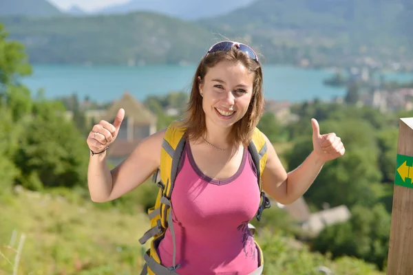 Bonita joven mujer es senderismo en las montañas —  Fotos de Stock