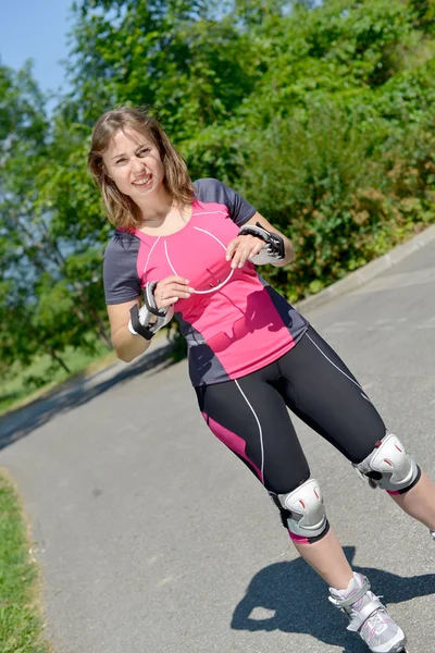 Pretty young woman doing rollerskate on a track — Stock Photo, Image