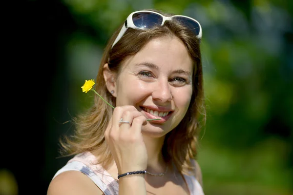 Portret van een jonge vrouw — Stockfoto