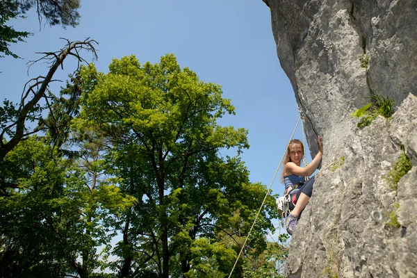 Tânără femeie alpinism un zid de stâncă — Fotografie, imagine de stoc