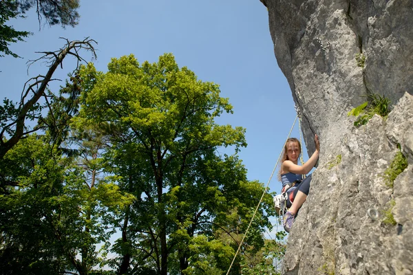 Tânără femeie alpinism un zid de stâncă — Fotografie, imagine de stoc