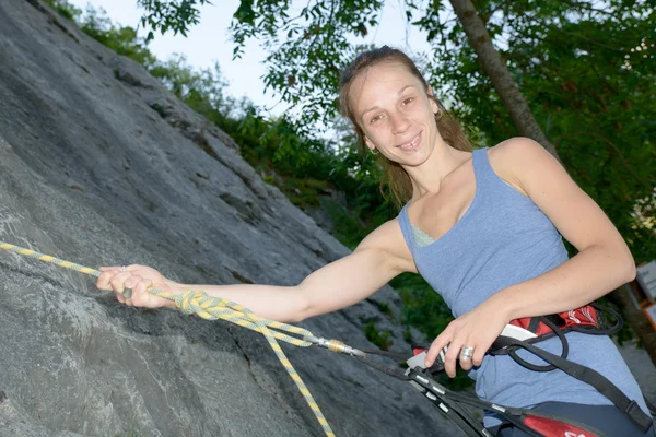 Młoda kobieta wspinaczki skalnej ściany — Zdjęcie stockowe