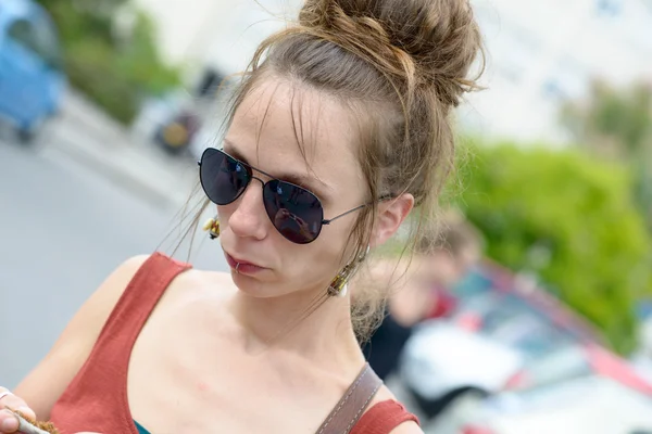 Mujer joven con gafas de sol — Foto de Stock