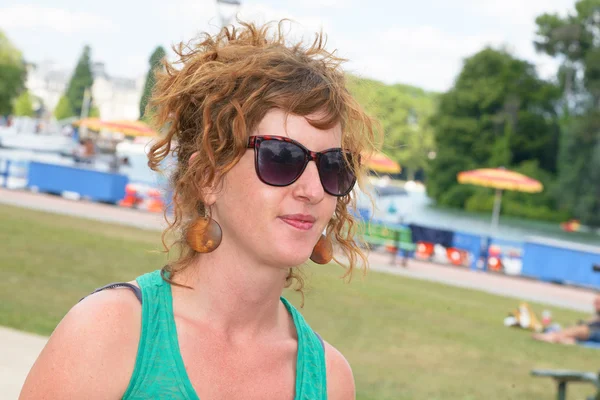 Mujer joven con gafas de sol — Foto de Stock