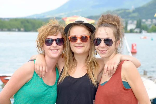 Tre unga kvinnor göra turismen i annecy — Stockfoto