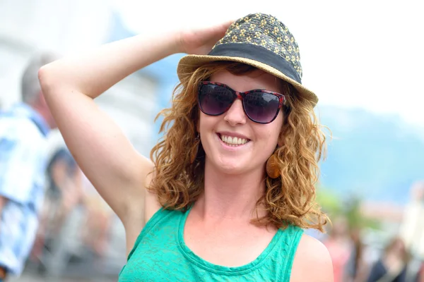 Mujer joven con gafas de sol — Foto de Stock