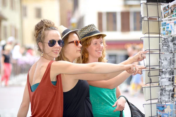 Trois jeunes femmes font du tourisme à Annecy — Photo