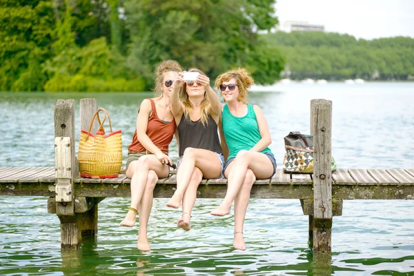 Tres mujeres jóvenes hacen turismo en Annecy — Foto de Stock