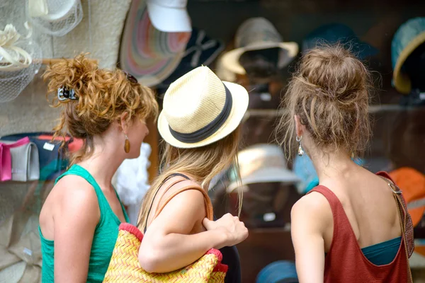 Три молодые женщины идут по магазинам — стоковое фото