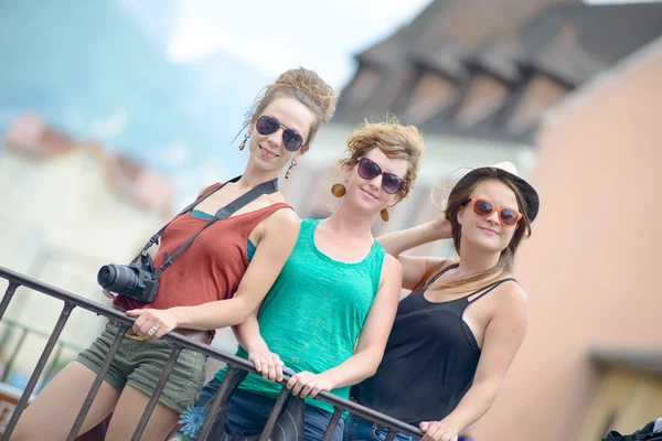 Tři mladé ženy se cestovní ruch v annecy — Stock fotografie