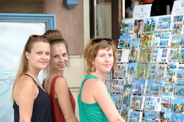 Three young women make tourism in Annecy — Stock Photo, Image