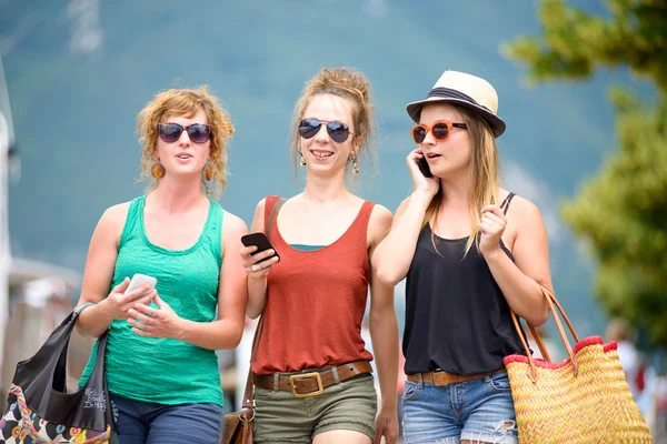 Tres mujeres jóvenes van de compras — Foto de Stock