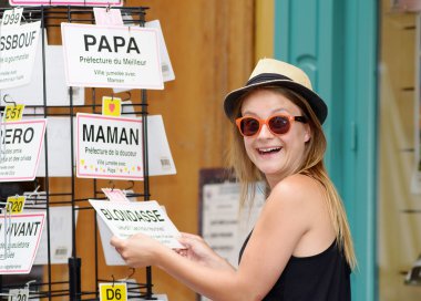 Bayan Güneş gözlükleri gülümseme